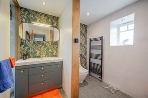 Principal bedroom en suite- click for photo gallery
